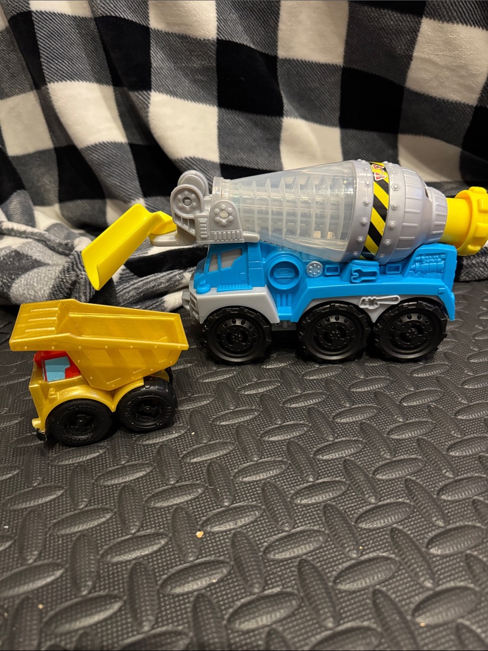 Play Doh - Blue Mixer & Yellow Dump Truck